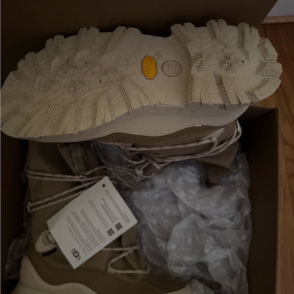 UGG Women's MetroPeak Boot - Like New - Picture 4 of 5